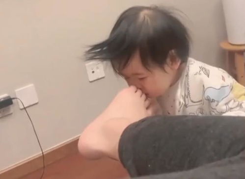 萌娃“咬”爸爸当场干呕