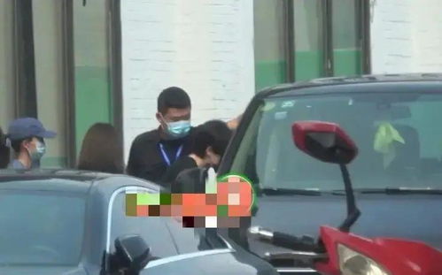 55岁王菲复工 下班小跑冲出工作室